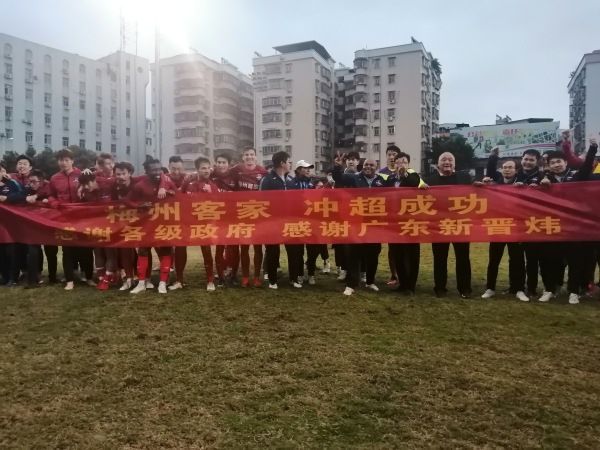 据德国媒体Sport1拜仁方面记者Kerry Hau报道，拜仁确实联系了阿劳霍，后者倍感荣幸，但现阶段无意离开巴萨。